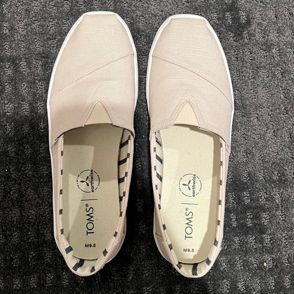 Men’s Toms Slip ons - Picture 2 of 4